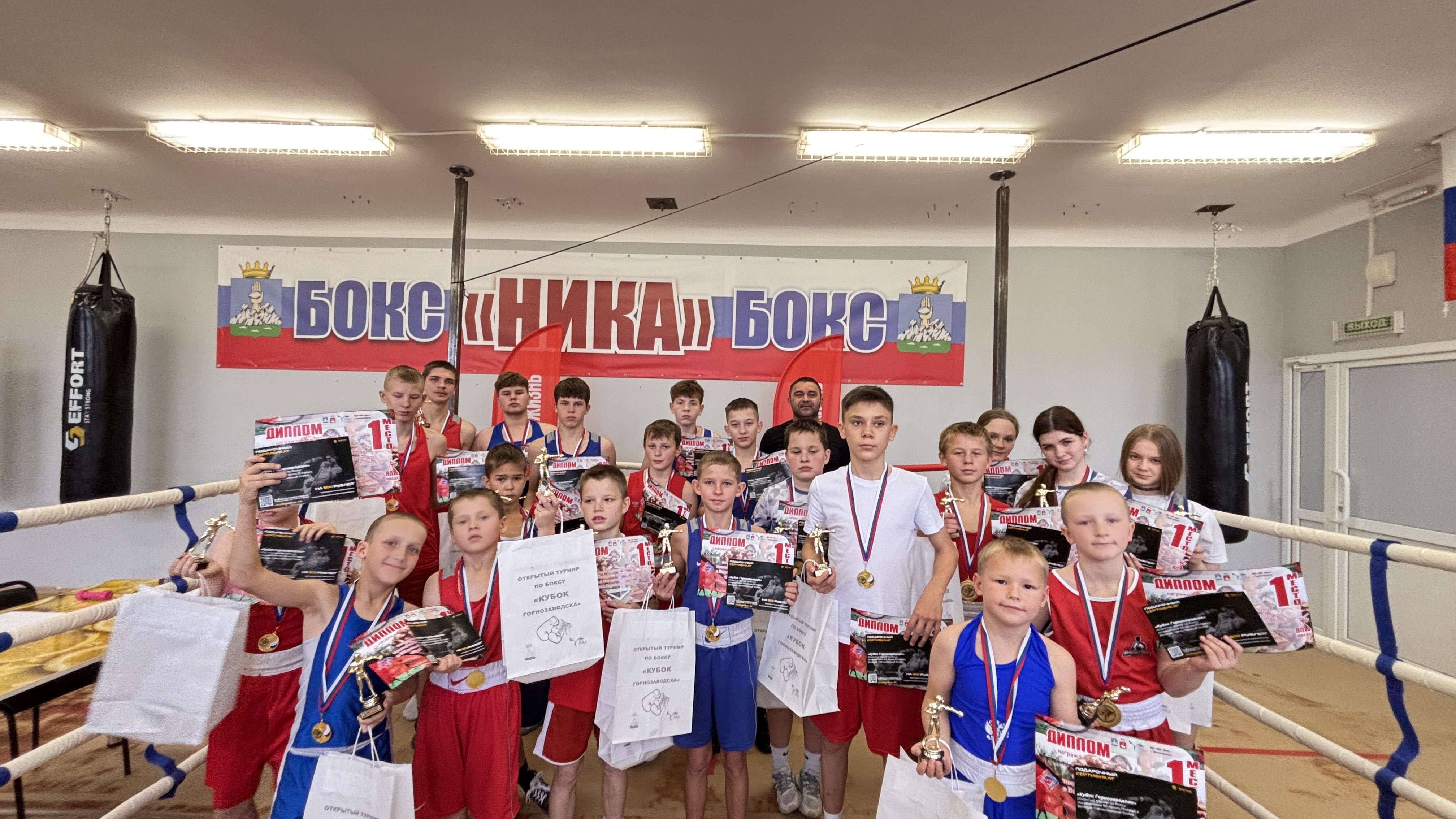 Пятого октября состоялись первые из трех соревнований по проекту фонда Президентских грантов "Горнозаводск-город бокса"  Тринадцать пар участников от самых младших до старших юношей и девушек вышли на